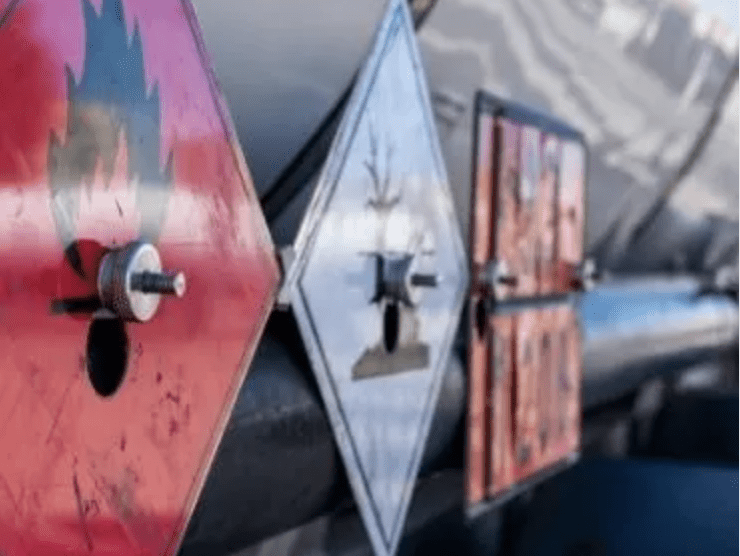LKW Tanker mit Gefahrgutschildern