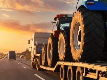 LKW transportiert Traktoren
