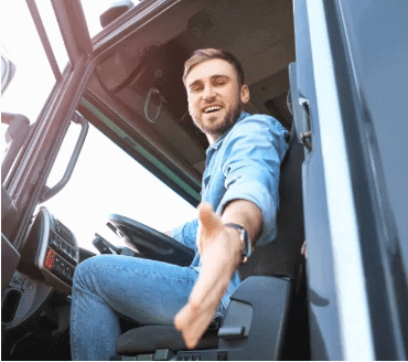 LKW Fahrer reicht die Hand aus dem Führerhaus