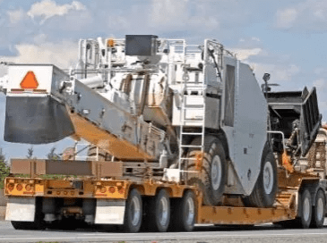 LKW transportiert großes Baustellenfahrzeug