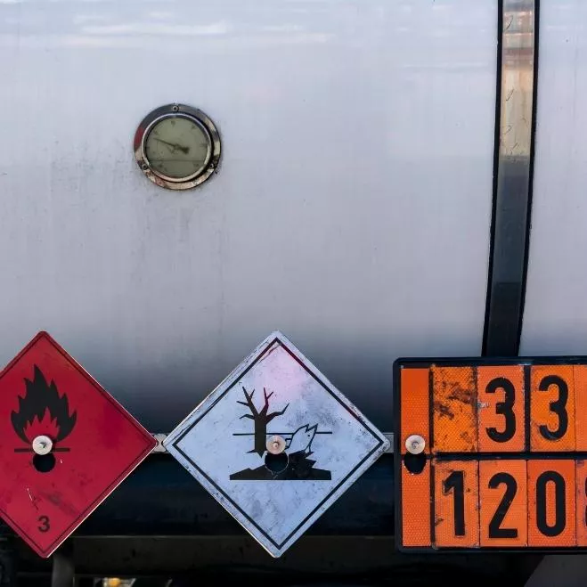 Tankwagen mit Gefahrgutschilder an der Seite